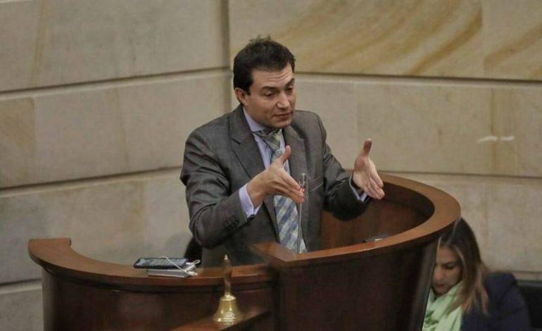 Felipe Córdoba entra al juego presidencial y llama a cerrar filas