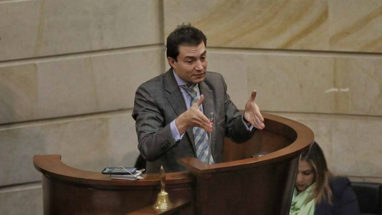 Felipe Córdoba entra al juego presidencial y llama a cerrar filas