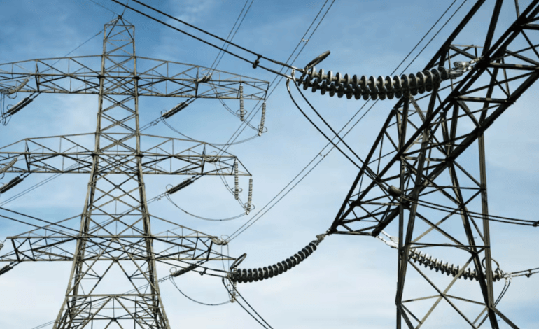 Gobierno recurre a utilidades y energía de los generadores para contener la crisis eléctrica