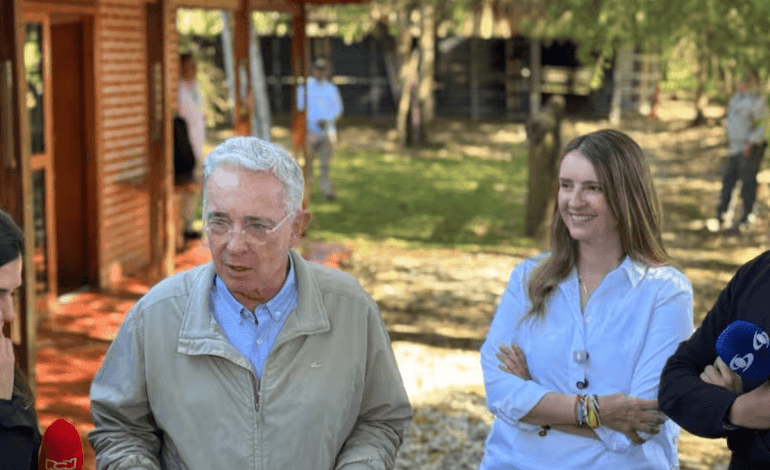 Paloma Valencia cerró filas con Álvaro Uribe tras polémica por mural y elevó el tono contra Iván Cepeda y el petrismo
