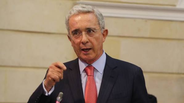 Uribe lanza advertencia en medio de la puja por la presidencia del Senado: “Nos tenemos que defender”