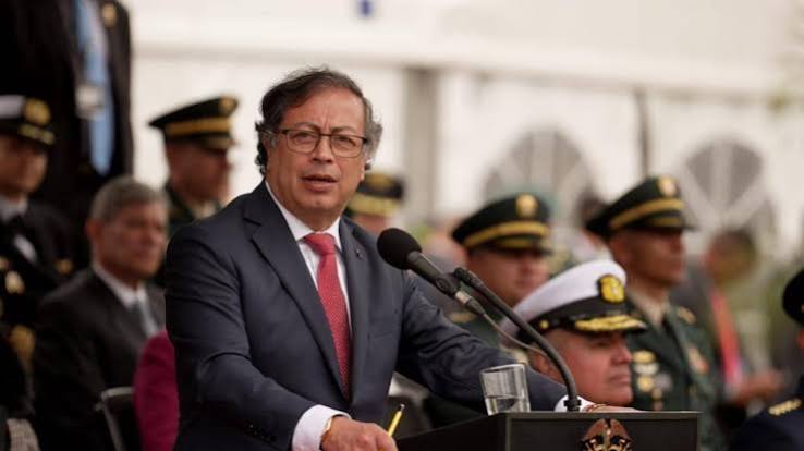 ¿Bajará el salario para soldados y patrulleros? El presidente saliente, Gustavo Petro