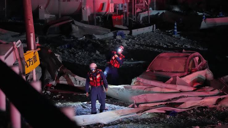 Terremoto de magnitud 7,1 sacude Japón: colapsa un centro comercial y buscan a decenas de personas atrapadas