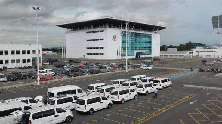 Terremoto en Colombia obliga a suspender operaciones en seis aeropuertos del occidente del país