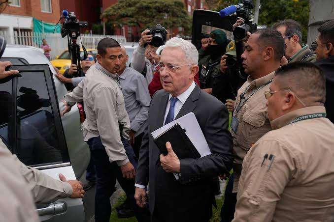 Álvaro Uribe rindió 4 horas de indagatoria por las masacres de El Aro y La Granja