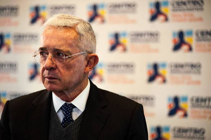Centro Democrático responde a Enrique Gómez y defiende el legado de Álvaro Uribe sobre el tamaño del Estado
