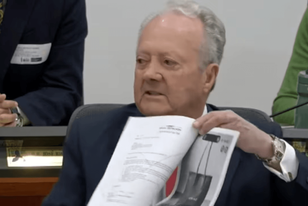 Arturo Calle durante una audiencia pública en el Congreso sobre la competencia de plataformas digitales y la protección de marcas.