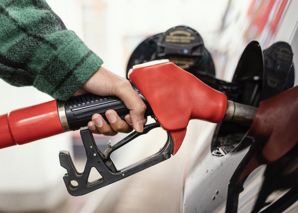 Surtidor de gasolina en una estación de servicio de Colombia.
