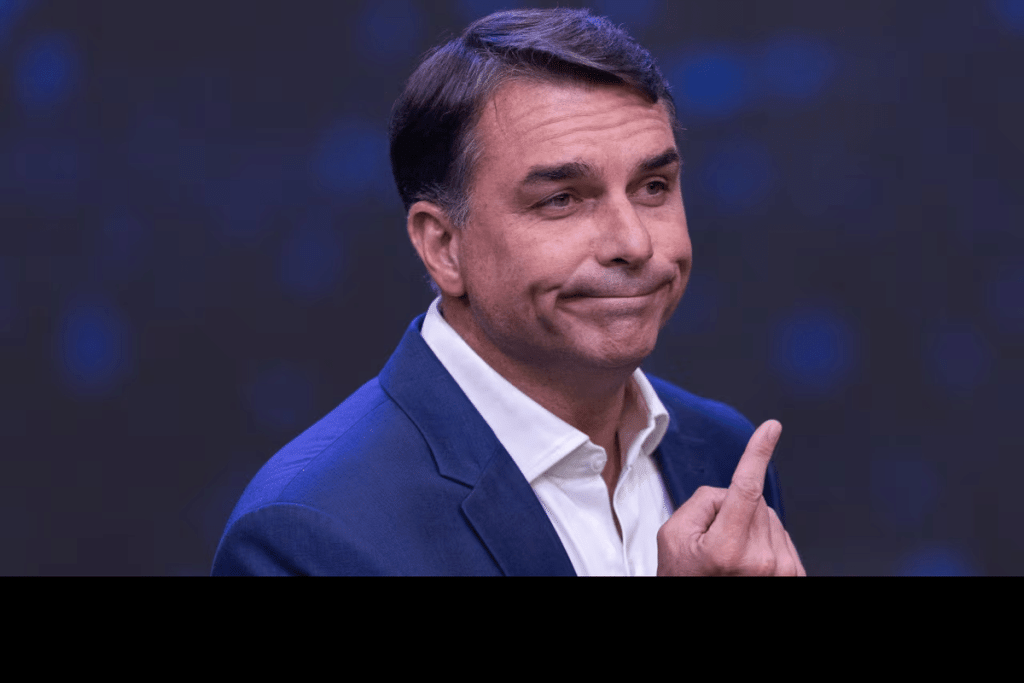 Flávio Bolsonaro, senador brasileño cuyo paradero es investigado tras el vencimiento del plazo para entregar sus pasaportes.