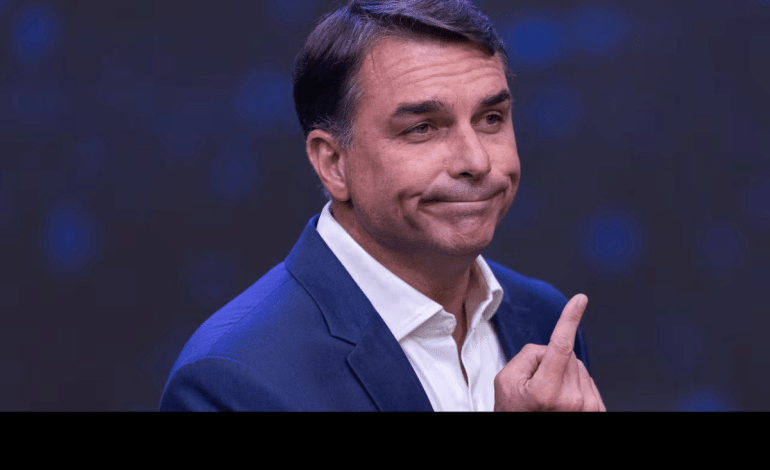 Flávio Bolsonaro no aparece y la Policía Federal cancela sus pasaportes