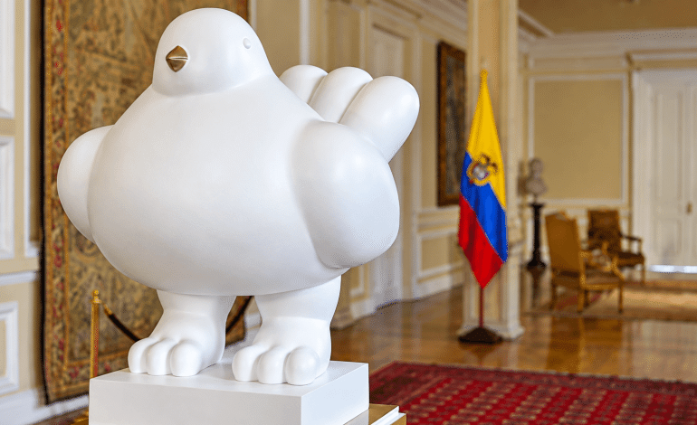 La Paloma de la Paz de Botero sufrió daños tras caer en el Museo Nacional