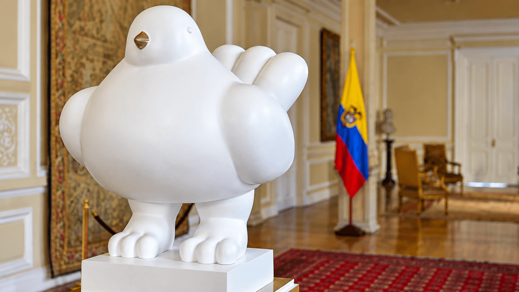 La Paloma de la Paz de Botero sufrió daños tras caer en el Museo Nacional