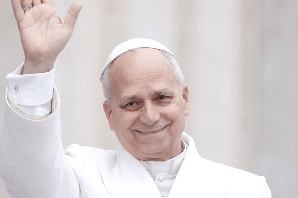 Papa León XIV durante su pontificado, mientras se recupera de una cirugía pulmonar.