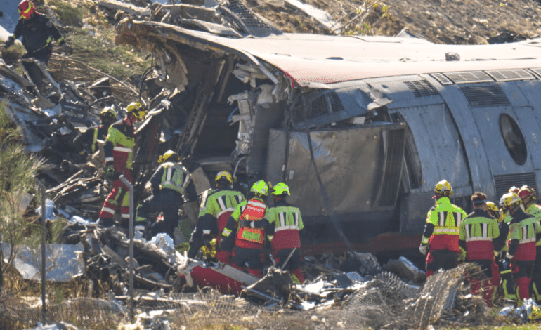 Choque de trenes en España deja decenas de víctimas y paraliza la alta velocidad
